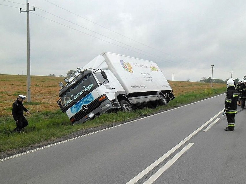 Kierowca ciężarówki uciekł na pobocze, aby uniknąć czołowego...