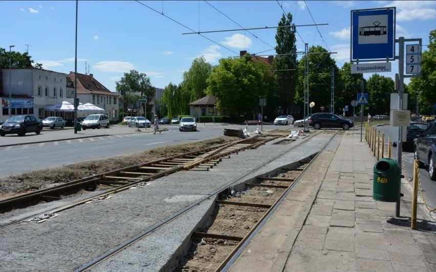 Autobusy przejeżdżające przez plac budowy wzbijają tumany...