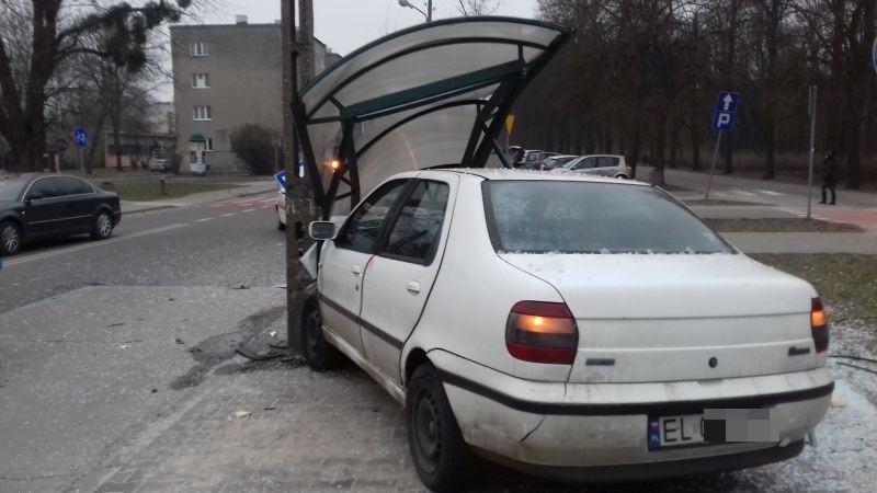 Na ul. Srebrzyńskiej pijany fiatem wjechał w przystanek, przesunął go o kilka metrów i zatrzymał się na słupie! [FILM, zdjęcia]