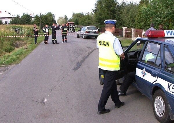 W tym miejscu w skręcającego w lewo "volkswagena" uderzyło...