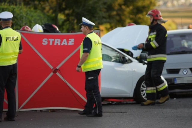 W wypadku w Chotowie na drodze wojewódzkiej 450 Kalisz - Grabów nad Prosną zginęła 66-letnia kobieta.