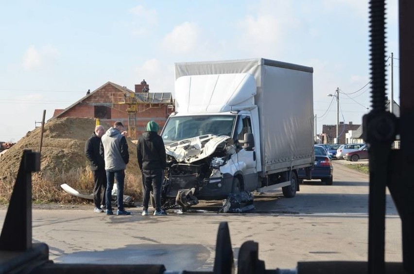 Wypadek na przejeździe kolejowym w Dalkach: Samochód...