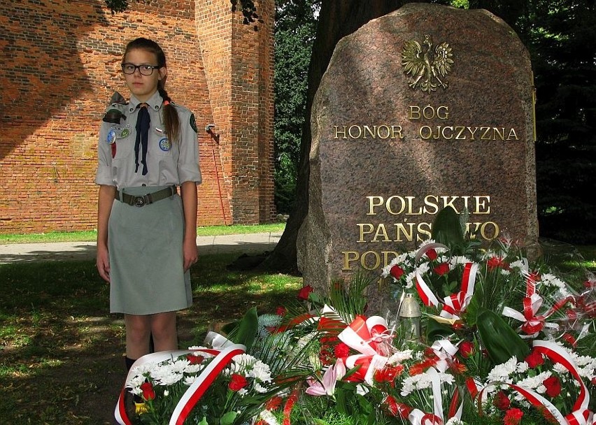Kwiaty złożono pod pomnikiem Polskiego Państwa Podziemnego.
