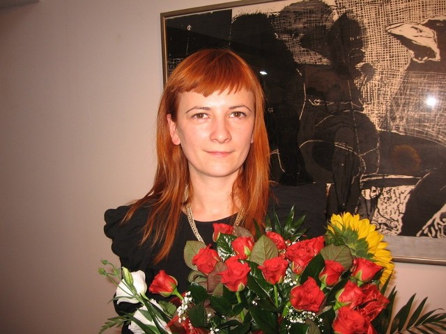 Katarzyna Pietrzak prz swoich grafikach