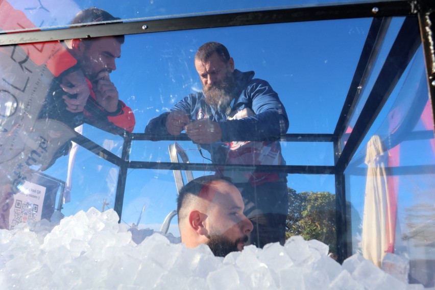 Tarnobrzeg. Łukasz Szpunar nad Jeziorem Tarnobrzeskim rozpoczął bicie rekordu Guinnessa w najdłuższym przebywaniu w lodzie! Zobacz zdjęcia