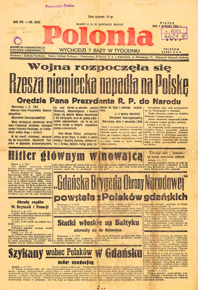 Pierwsza strona gazety "Polonia" z 1 września 1939 roku i "Ilustrowanego Kuryera Codziennego" z 31 sierpnia 1939 roku. Do tego dwa obwieszczenia. Pierwsze to datowane na 30 sierpnia 1939  - podpisane przez ministra spraw wojskowych - wezwanie do mobilizacji powszechnej w obliczu zagrożenia wojną. Drugie - bez daty, ale wiadomo, że pojawiało się w miastach zajmowanych kolejno przez Niemców od pierwszych dni września.  Sygnował je "Główny dowódca wkraczającej armii niemieckiej".   Te dokumenty i reprinty gazet proponujemy Państwu na kolejnych stronach na kilka dni przed 70. rocznicą wybuchu drugiej wojny światowej. Oto dokumenty z czasów, kiedy Polska łudziła się jeszcze, że zdoła powstrzymać  Hitlera, oraz z pierwszych dni  okupacji.    Sierpień 1939 roku. Wojna wisi w powietrzu26 sierpnia -  na tę datę wyznaczono rozpoczęcie wojny z  Polską. Hitler wstrzymał  rozkaz 25 sierpnia wieczorem. Mimo to doszło do kilku incydentów granicznych.28 sierpnia - dywersanci niemieccy wysadzają w powietrze dworzec kolejowy w Tarnowie. 18 zabitych i 32 rannych - donosi następnego dnia dziennik "Ilustrowany Kuryer Codzienny". Nagłówki gazet są w zasadzie monotematyczne: "Pani marszałkowa Piłsudska kopie rów przeciwlotniczy", "Konsulowie niemieccy ze Lwowa i Cieszyna odstawieni do ambasady Rzeszy w Warszawie", "Wykrycie band dywersantów niemieckich", "Dziwna rola konsula niemieckiego w Katowicach". 29 sierpnia - niemieckie żądania wobec Polski30 sierpnia - naczelny wódz ogłasza powszechną mobilizację31 sierpnia - prowokacja przeprowadzona przez SS w Radiostacji Gliwickiej. Oprócz niej doszło do podobnych, choć mniej  głośnych prowokacji w opolskiej Byczynie i stodołach pod Rybnikiem.1 września - początek wojny"Polonia"Ten numer z 1 września 1939 roku, który przedrukowujemy obok, jest ostatnim gazety, która była  obecna na śląskim rynku prasowym od roku 1924.  Założona przez Wojciecha Korfantego była częścią jego imperium prasowego. W najlepszym dla niej roku 1925 nakład sięgał 70 tysięcy egzemplarzy. Zaledwie kilka dni przed ukazaniem się tego ostatniego numeru na czołówkach "Polonii" gościło inne ważne wydarzenie - śmierć i pogrzeb założyciela i właściciela, Wojciecha Korfantego (zmarł 17 sierpnia w Warszawie).
