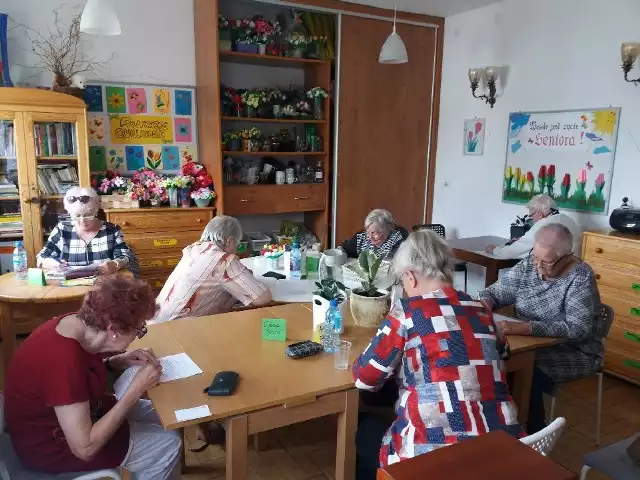 Pracownicy Domu Dziennego Pobytu "Senior" na Osiedlu Leśnym niezmiennie starają się, by ich podopieczni się nie nudzili. Tym razem zorganizowali konkurs ortograficzny. Jak mówi Anna Kordowska, terapeutka zajęciowa w DDP „Senior”, konkurs organizowany jest od niemal dekady i przybiera różne formy: tym razem były to wiersze Jana Pawła II, w których terapeutka zastawiła pułapki w postaci błędów. Zadaniem uczestników było wyłapanie ich. Niedozwolone w czasie konkursu jest korzystanie ze słowników czy Internetu. Jednak można (a nawet wypada) sobie wzajemnie pomagać. - Nadrzędną wartością jest tu łączenie ludzi. Nie aż tak liczą się te punkty, wynik, jak komunikacja i współpraca – podkreśla Anna Kordowska. - I tego już nasi seniorzy się nauczyli.