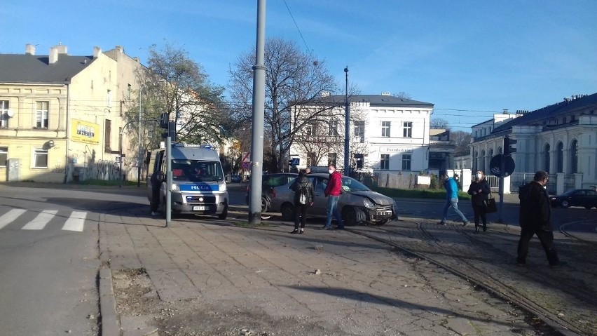 Uwaga wypadek w Łodzi! Na skrzyżowaniu Piotrkowskiej i Czerwonej zderzył się seat z suzuki, kierująca dostała mandat