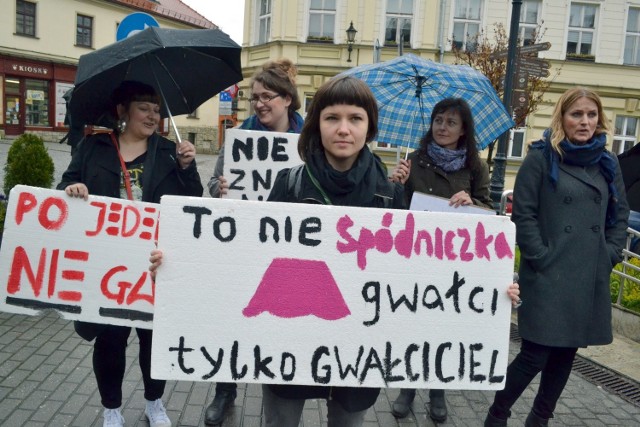 W środowe południe przed budynkiem Sądu Okręgowego w Bielsku-Białej Fundacja Pozytywnych Zmian zorganizowała happening, w którym zwracała uwagę na niskie kary i  kary w zawieszeniu wymierzane sprawcom przemoc wobec kobiet.