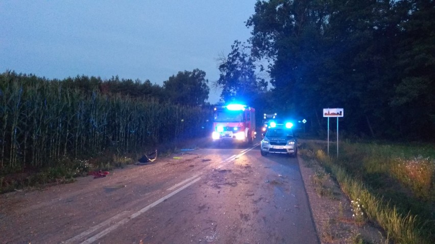 Wypadek w Grabowie. Kierująca została uwięziona pod maską dachującego samochodu. 31.07.2021