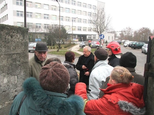 Zdenerwowani pacjenci przed Polikliniką przy Wojska Polskiego.