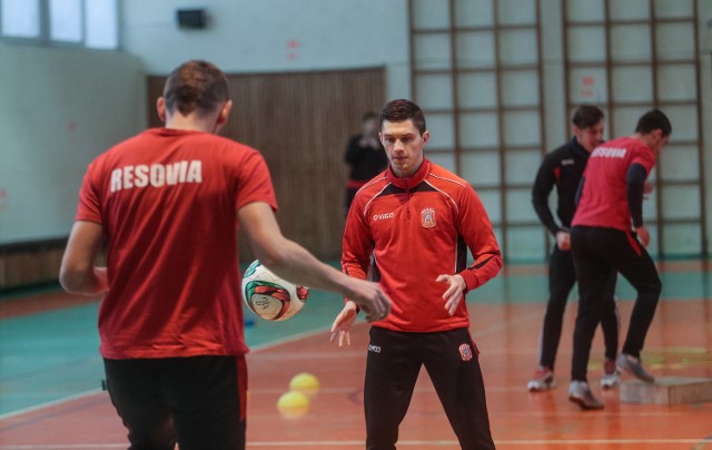 Piłkarze Resovii dzisiaj odbyli pierwszy trening. Ćwiczyli w hali i w siłowni.Czytaj także:W Karpatach Krosno na początek była pogadankaStal Rzeszów zaczyna trenować. Pojawią się nowe twarze