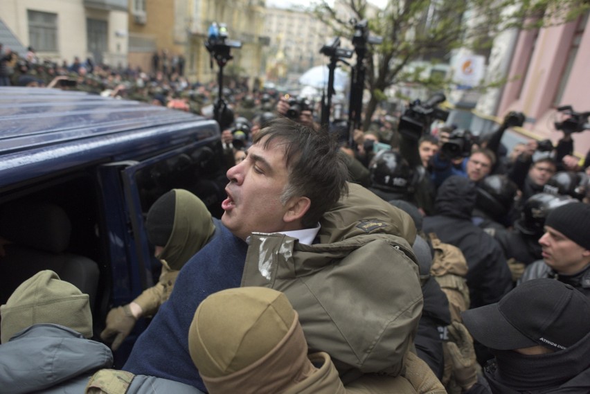 Ukraina: Zamieszki w Kijowie [ZDJĘCIA] Micheil Saakaszwili odbity z rąk SBU przez swoich zwolenników