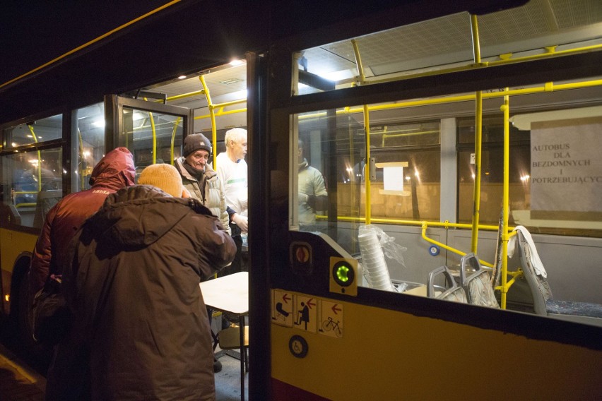 Startuje zimowa akcja "Autobus dla potrzebujących". Otworzą też sezonową świetlicę tzw. ogrzewalnię