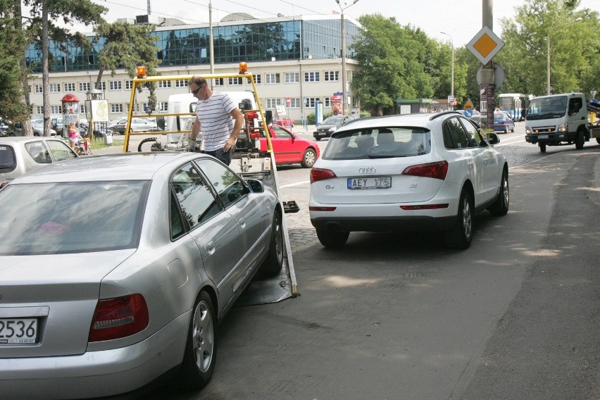 Akcja straży miejskiej. Lawety poszły w ruch przy zoo i ul. Wystawowej (ZDJĘCIA)