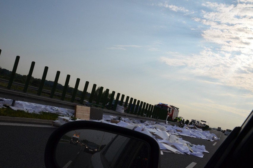 Wypadek na AOW: Cieżarówka uderzyła w barierki. Papier na autostradzie (ZDJĘCIA)