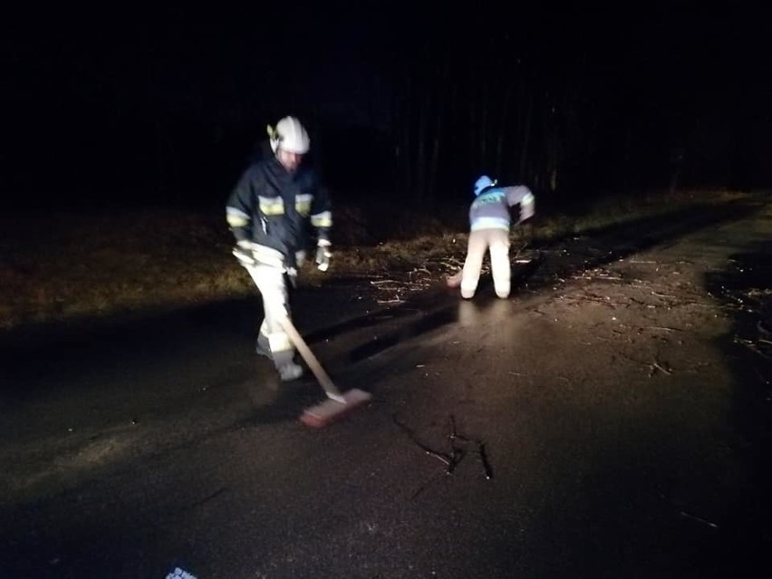 Małopolska zachodnia. Wiatr szalał nad regionem. Zerwane dachy, powalone drzewa i mieszkańcy bez prądu 