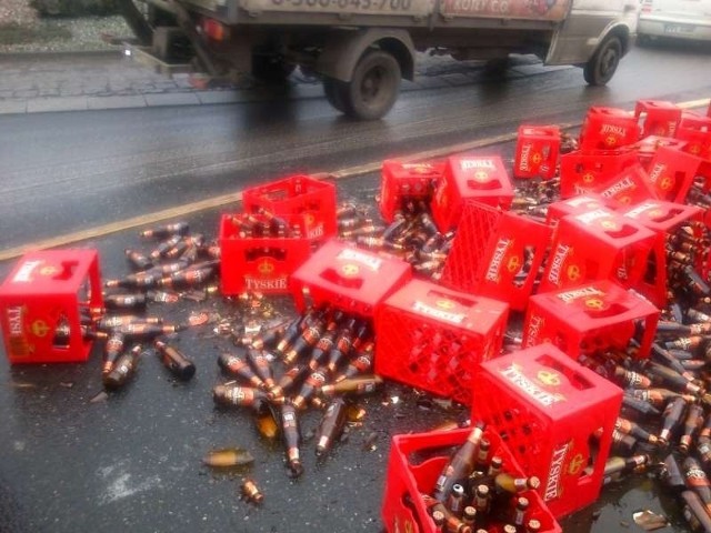 Pełno piwa na rondzie - spadło z ciężarówki. Utrudnienia w ruchu!
