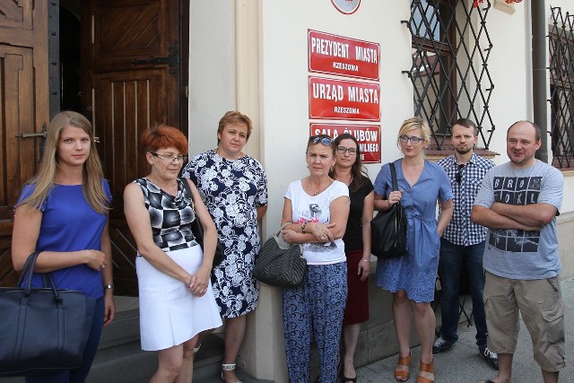 - Czujemy się oszukani przez ratusz. Chcemy, żeby powstał park, a nie wieżowce. Chcemy mieszkać w ciszy i spokoju, a nie na blokowisku - mówią mieszkańcy ul. Spacerowej na rzeszowskim osiedlu Zalesie.