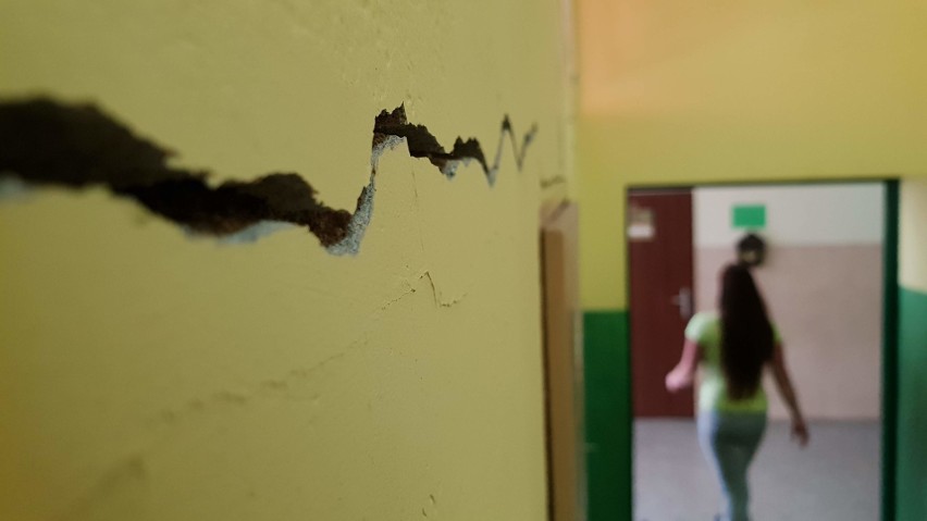 Szkoła Podstawowa nr 2 w Strzelcach Opolskich coraz bardziej się zapada - pękają szyby i ściany