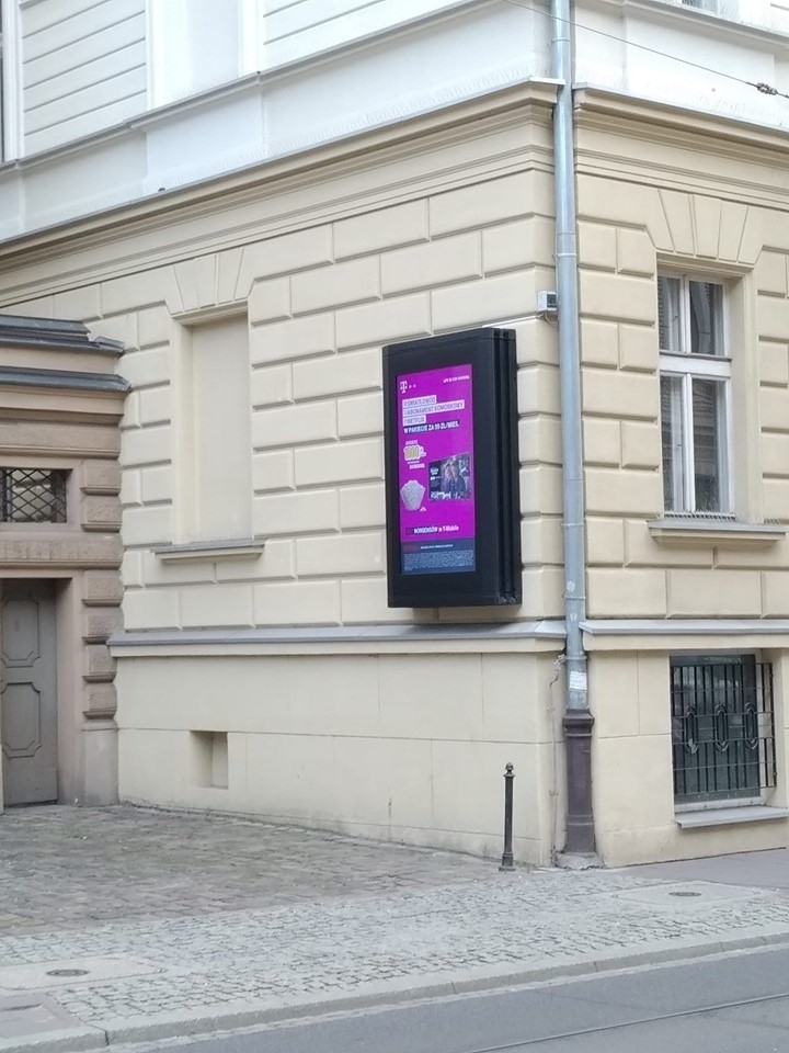 Kraków. Chaos reklamowy w pełni. Na jego koniec jeszcze poczekamy [ZDJĘCIA]
