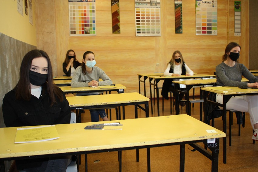 Tarnobrzeg. Tegoroczni maturzyści "Budowlanki" piszą egzamin próbny z matematyki (ZDJĘCIA)