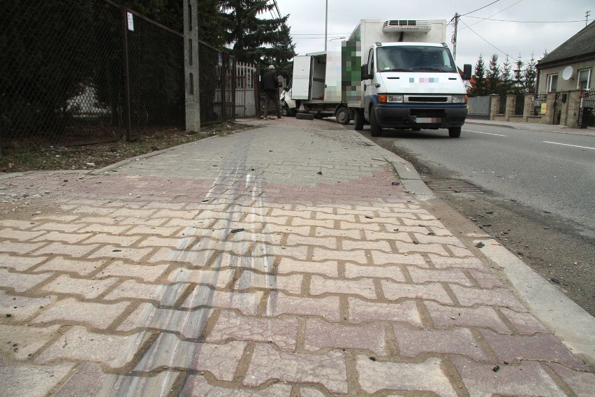 Groźny wypadek w Kielcach. Zderzenie dwóch aut dostawczych