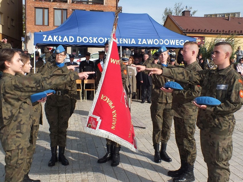 Ślubowanie delegacji klas mundurowych na sztandar szkoły...