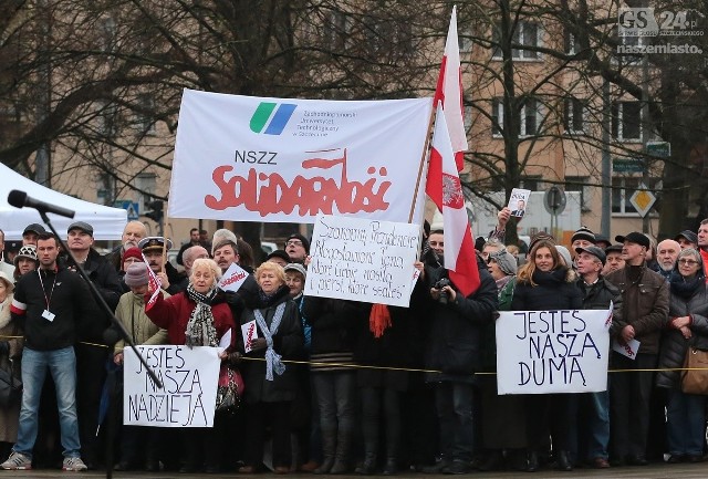 Cytatem z Pisma Świętego przywitali szczecinianie prezydenta Andrzeja Dudę. - Szanowny Prezydencie, Błogosław łona, które Ciebie nosiła i piersi, które ssałeś - mogliśmy przeczytać na jednym z transparentów.Zobacz więcej: Rocznica szczecińskiego Grudnia'70. Duda: III RP nie potrafiła ukarać katów [zdjęcia]