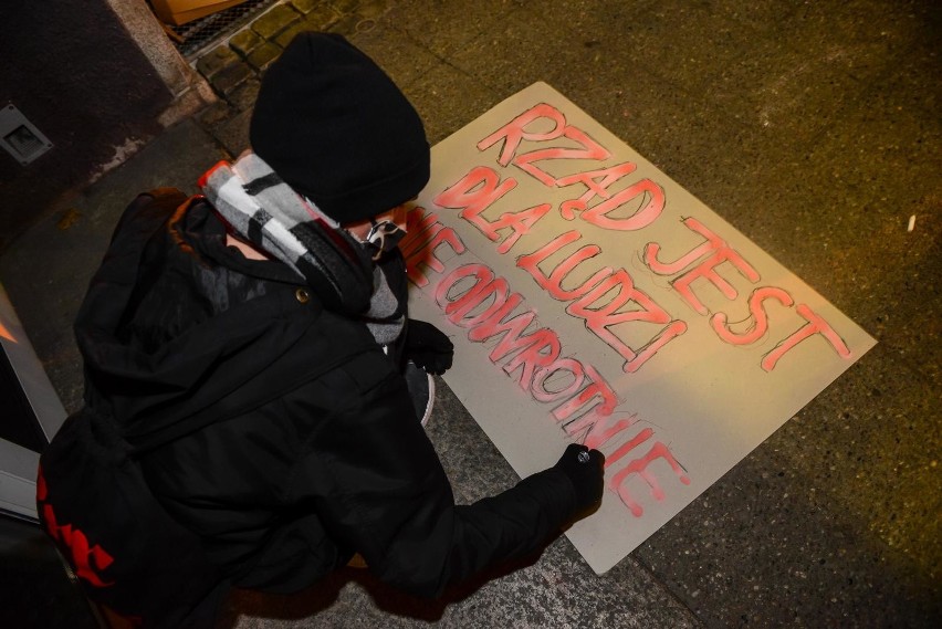 Strajk kobiet. Protest w Gdańsku w środę 4.11.2020. Demonstranci spisali swoje postulaty do wojewody pomorskiego