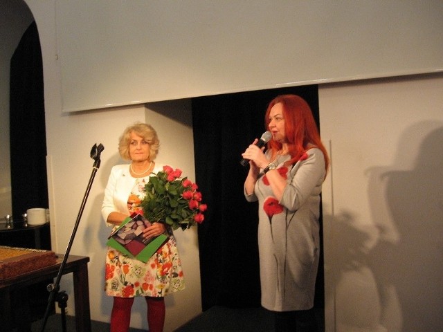 A tak jeszcze niedawno Krystyna Joanna Szymańska (z lewej) obchodziła jubileusz 35 lecia swojej pracy... Z prawej Beata Drozdowska, dyrektor Łaźni.
