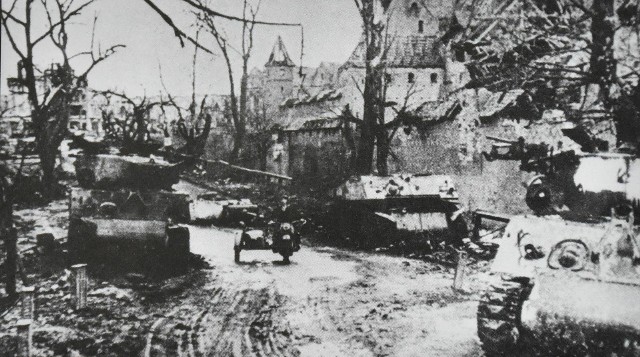 Jedno z najbardziej znanych zdjęć obrazujących walki w 1945 roku. Shermany zniszczone w pobliżu malborskiego zamku