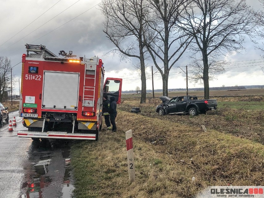 Wypadek na śliskiej drodze. Kierowca dachował pick-upem (ZDJĘCIA)