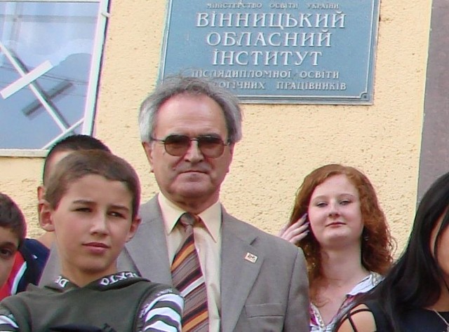 Winnica na Ukrainie, lipiec 2008 roku. Z lewej strony: dyrektor Jan Glinczewski z grupą uczniów podczas realizacji staszowsko-winnickiego projektu edukacyjnego.