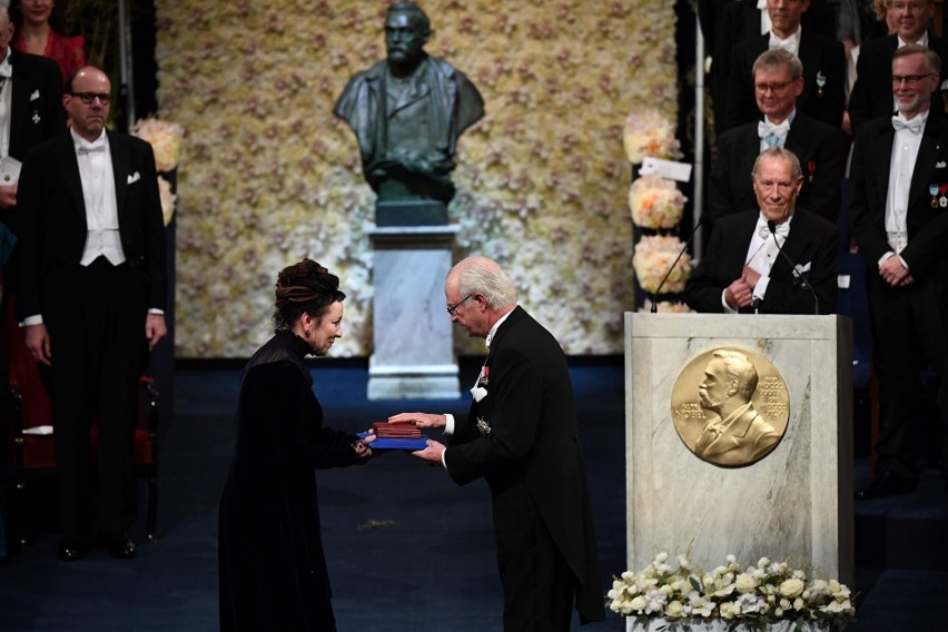 Olga Tokarczuk odebrała Nagrodę Nobla ZDJĘCIA Ceremonia wręczenia medali oraz dyplomów laureatom odbyła się w Sztokholmie