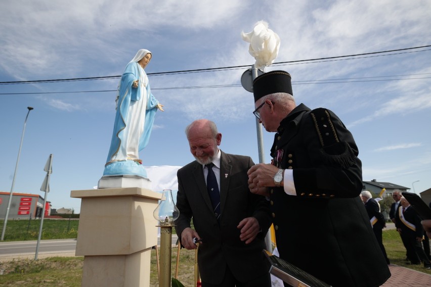 Figura Matki Bożej w Czerwonej Górze została uroczyście poświęcona przez biskupa Jana Piotrowskiego. Był burmistrz Chęcin i dużo wiernych
