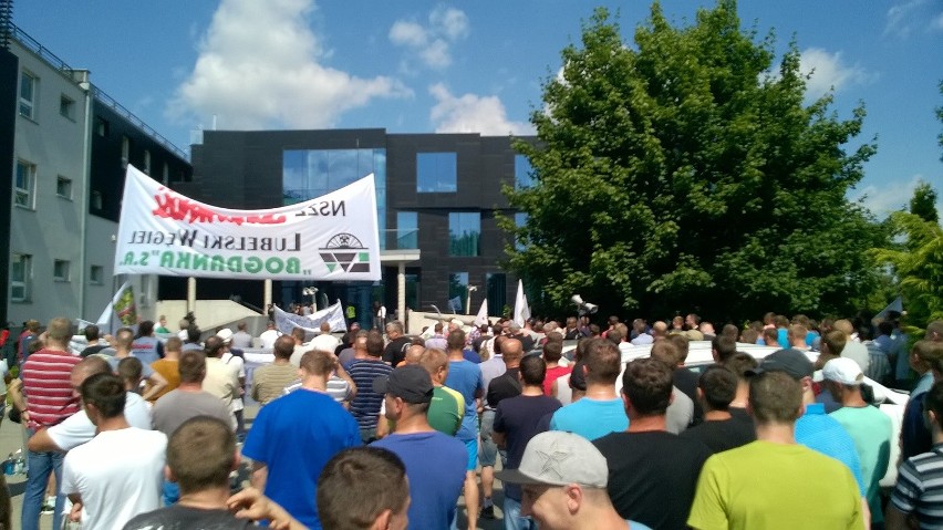 Protest górników w Bogdance. Pikietowało kilkaset osób (ZDJĘCIA)