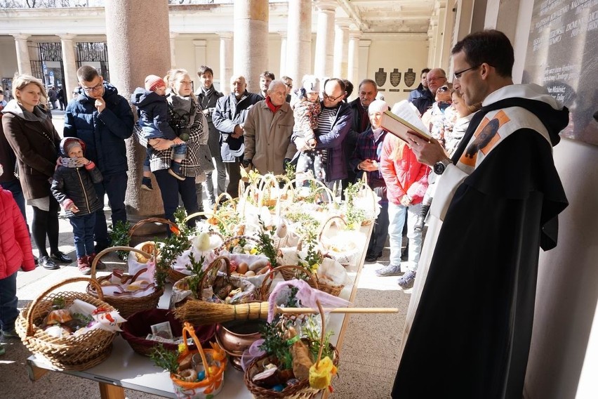 Wielka Sobota: Wierni święcą pokarmy w parafii Dominikanów