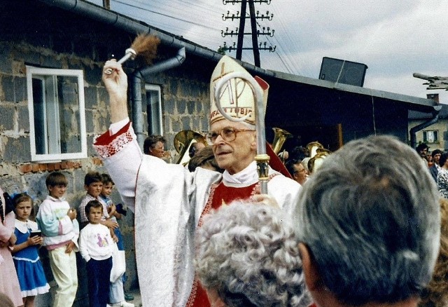 ks. kard. Franciszek Macharski 24 czerwca 1990 roku poświęcił plac pod budowę kościoła w Małych Kozach.