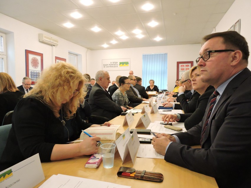 II sesja rady powiatu ostrołęckiego: pomoc finansowa dla gm. Troszyn, powołanie komisji rady i głosowanie "po nowemu" oraz... [ZDJĘCIA]