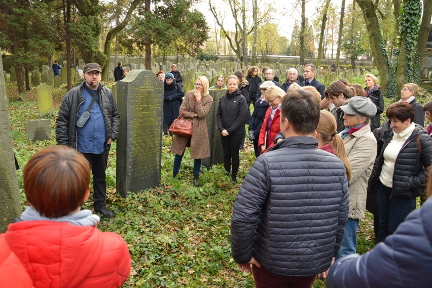 Można było zwiedzić cmentarz żydowski w Oświęcimiu. Oprowadzał po nim dr Jacek Proszyk