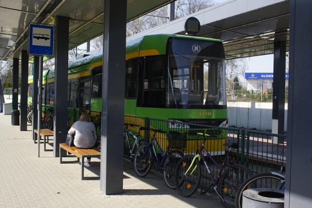 Tramwaje nie dojeżdżają na razie do pętli Junikowo, po awarii sieci trakcyjnej, związanej z uszkodzeniem jednego ze słupów.