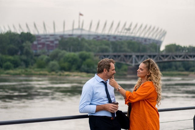 Wiktor nadal ma problemy z koordynacją ruchową i mową, Patrycja jest tym bardzo zaniepokojona. Mężczyzna zamierza się jej oświadczyć. Inga nie jest zachwycona faktem, że Marta może zamieszkać w tym samym bloku, w którym ona mieszka. Tymczasem Rafał próbuje być bardziej spontaniczny… Anka nie jest świadoma, co grozi jej rodzinie. Paweł boi się powiedzieć jej o sytuacji z obwodnicą i o możliwości straty domu ze względu na stan jej zdrowia. Maria chce mu pomóc, ale nie jest w stanie. Staś postanawia wziąć sprawy we własne ręce, organizuje protest przed urzędem. Natomiast związek Zuzy i Błażeja po raz kolejny przeżywa trudne chwile. Zuza zaczyna zauważać, że ma problemy z kontrolą. Postanawia nad tym pracować.fot. materiały prasowe Polsat