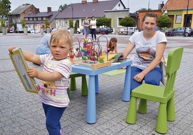 Na placu Dekerta nie brakowało chętnych do zabawy i zapoznania się z ciekawą książką. Na pierwszym planie mała Zosia, która podobnie jak jej rówieśnicy przekonała się, że biblioteka musi być fajnym miejscem