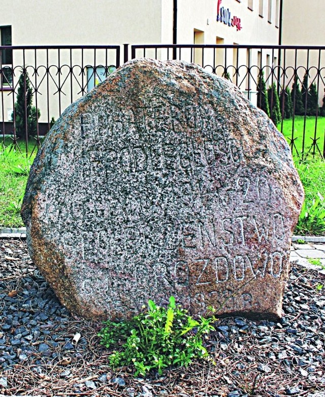 Pomnik &#8211; głaz w Piątnicy z 1939 roku poświęcony obrońcom Łomży. Napis brzmi: Bohaterom niepodległości poległym w 1914 &#8211; 1920 r. społeczeństwo gm. Drozdowo.