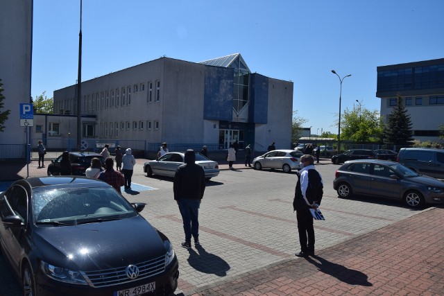 Osobliwy widok przed II Urzędem Skarbowym w Radomiu - kolejka interesant&oacute;w stojąca na parkingu &quot;skarb&oacute;wki&quot;.