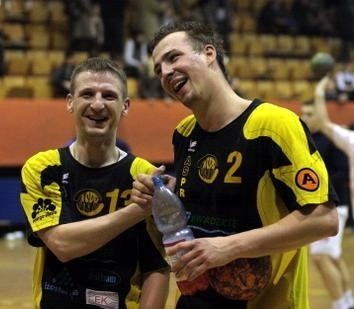 Janusz Bykowski i Damian Droździk mogli się uśmiechnąć dopiero po meczu.