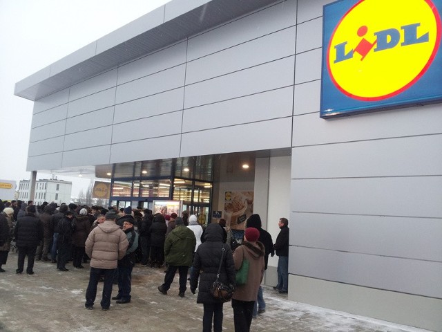 Tłum klientów przed wejściem do sklepu Lidl przy ulicy Popiełuszki w Białymstoku.