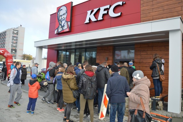 250 darmowych kubełków KFC, w 250 restauracjach w Polsce! Niemożliwe? A jednak! Popularna sieć restauracji ogłosiła otwarcie dwieście pięćdziesiątej restauracji KFC w Polsce i startuje z największą w historii firmy akcją promocyjną na polskim rynku.