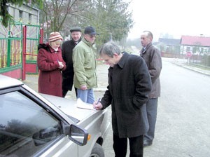 Komisja podwórkowa&#8221; zamiast stołu miała do dyspozycji maskę samochodu. Bolesław Niemira odnotowuje kolejnych wchodzących do lokalu wyborczego